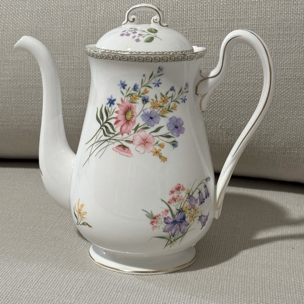 Wild Flowers 13686 (Gainsborough)
by SHELLEY  ENGLAND Tea- Coffee Pot